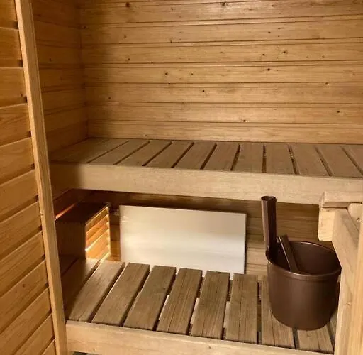 شقة Kotimaailma - Kalustettu Saunallinen Asunto Kuudelle *